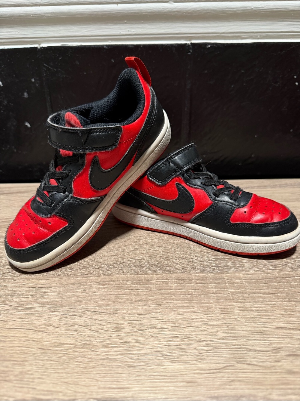 Nike Kids Black & Red Low-Top Sneakers Sz 11